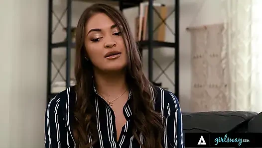 Girlsway - pazarlamacı Lilly Bell ev hanımı Gizelle Blanco'yı şehvetli jartiyer çanta denemesiyle baştan çıkarıyor