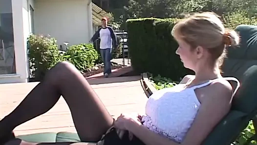 Büyük bombalar ile sarışın bebek yatakta kaşıklamayı seviyor