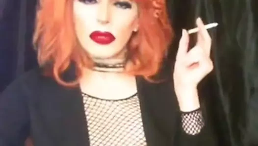 Miss-fg kızıl saçlı sigara içen fahişe