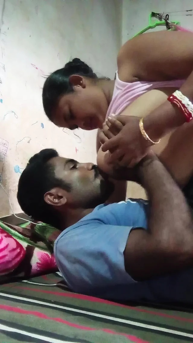 Местная деревенская юная девушка дези на улице XXX видео, индийская красивая деревенская девушка на улице секс-видео