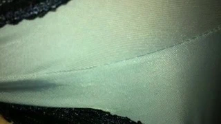 Dün gece siyah süslemeli beyaz külotlu karısı