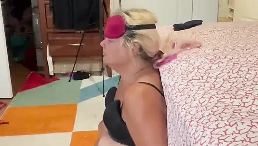 Büyük memeli sarışın bağlı ve sert kullanılıyor