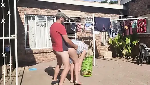Çamaşırları çıkartırken açık havada sikişiyor