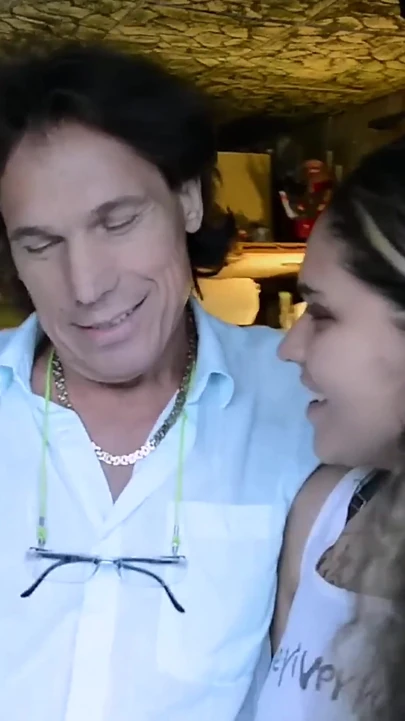Yaşlı adam güzel hatun ağzına sikişiyor ve işiyor