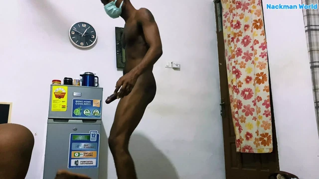 Orgazm oldu ve büyük siyah yarakla sert domaltarak neredeyse fışkırtıyor