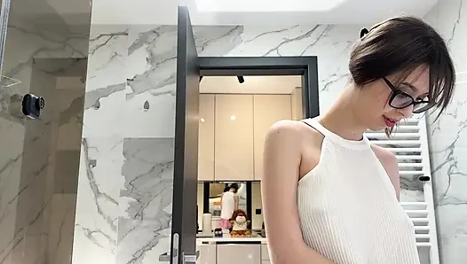 Kısa etekli ve külotlu uzun bacaklı inek üniversiteli kız banyoda gösteriş yapıyor