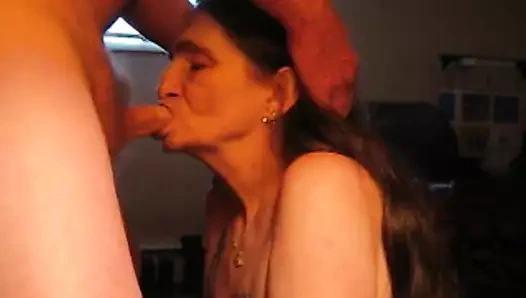 Benim işim kocamı memnun etmek ama emmeyi ve derin boğazını emmeyi ve onun cum için emmeyi seviyorum, horozu seviyorum