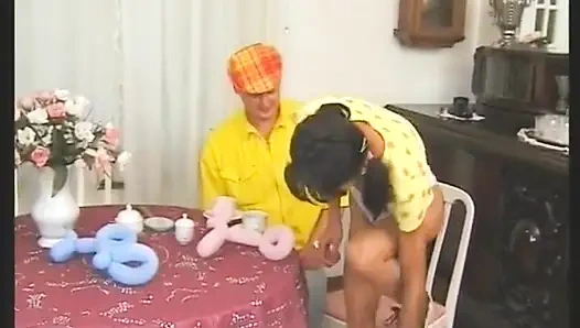 Küçük memeli sıska esmer piliç kıllı amına boşalıyor