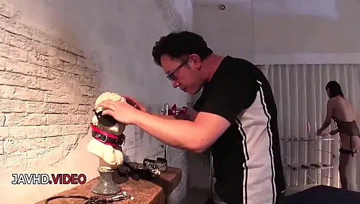 Şehvetli Miki Aimoto, sapık Asyalı tutkulu sikişiyor ve yutuyor.