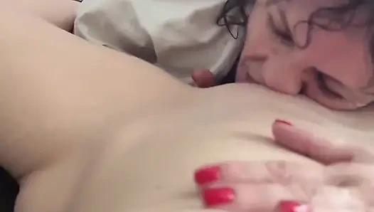 Üvey annem beni yalıyor ve klitorisini bana sokuyor