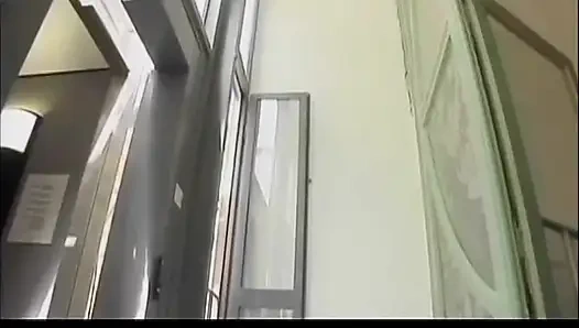 Üç döl seven ateşli biseksüel genç kaltak iki şanslı adamla sikişiyor ve döl yiyor