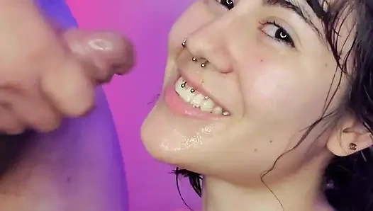 Arkadaşımın kız arkadaşı edepsiz bir kaltak, işe gittiğinde sidikle banyo yapmaya geliyor