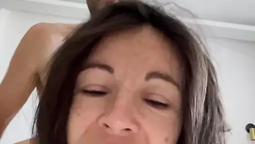 Belden bağlamalı dildomla bir adamı sikiyorum ve karşılığında beni sikiyor