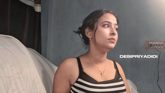 Hintli üvey kız kardeş kitap okuyor ve sikimle oynuyor