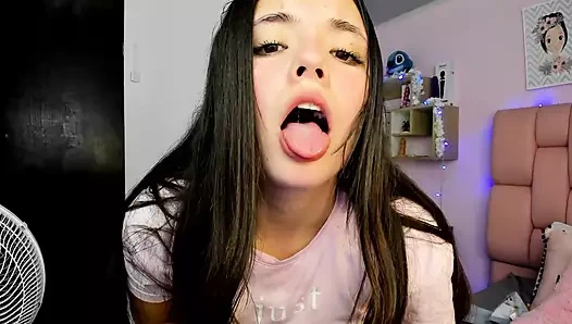 Güzel internet porno yıldızı Salome Colucci, amcığı titreşirken çılgınca mastürbasyon yapıyor