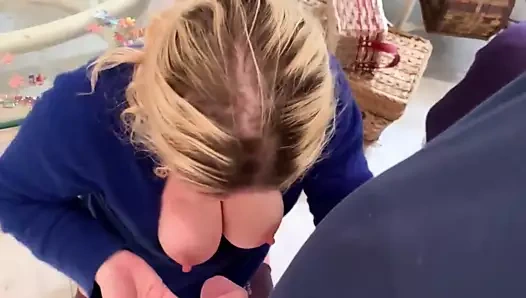 Üvey anne göğüsleri dışarı var ve oturma odasında sikmek istiyor