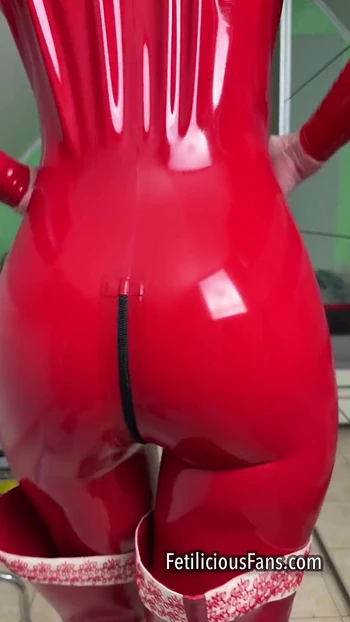Поклоняйся твоей королеве латекса!