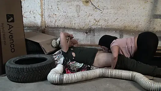 Nymphomaniac kız New York'ta sokakta beş parasız götlü bir serseriyle seks yapıyor