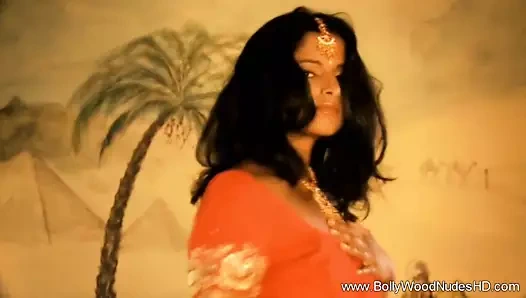 Hintli guru kız tüm güzelliğini ortaya koyuyor