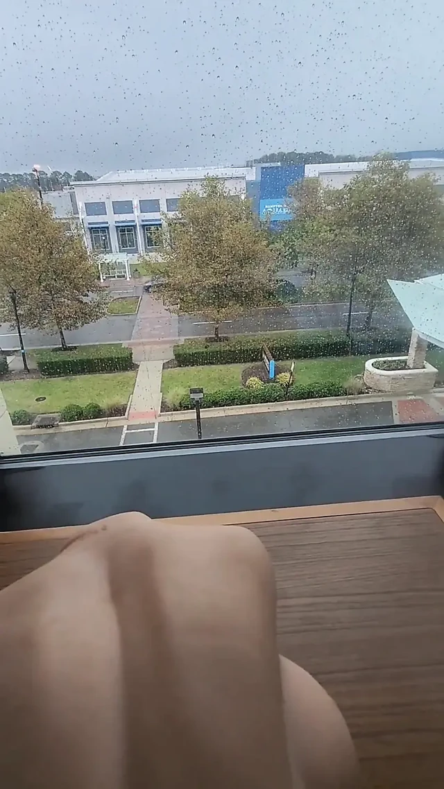 Kızı otel penceresinde sikiyor