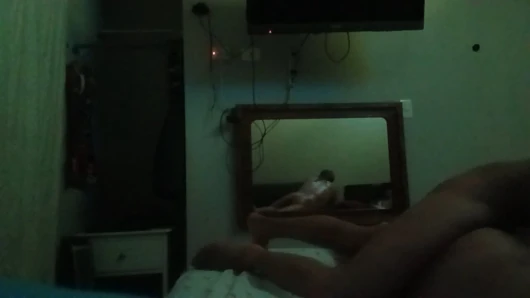 Bakış açısı duvar aynasının Meksikalı çiftin ateşli terli seks yaptığının yansımasıyla gerçekleştirilir Urfreaknastycouple