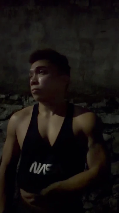 Kaslı pinoy twink karanlık Manila sokaklarında park halindeki arabada sert yarağını okşuyor