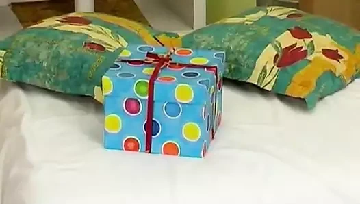 Pavlina boşalmak için büyük kırmızı bir dildo kullanıyor. pavlina - sapık orta yaşlı seksi kadınlar