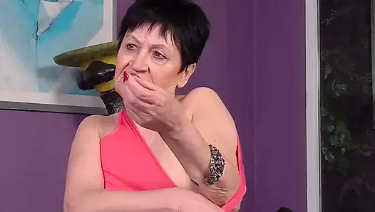 Бабушка трогает свою ненасытную киску