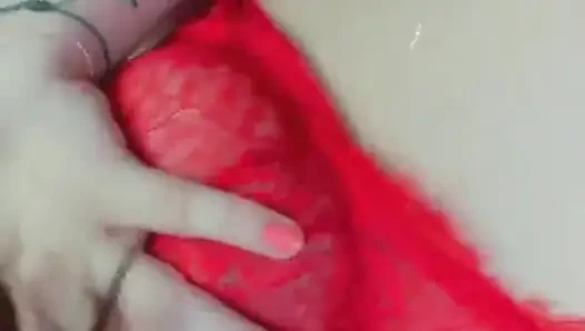 Kırmızılı çarpıcı bayan