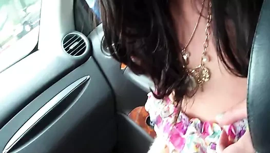 Seksi hatun yatakta bir adam tarafından sert sikiliyor