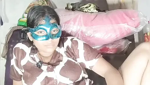 Bakire bir kızın amına parmak sokuyor, amının suyu çıktı, arazi yok, bu yüzden Hintçe sesli bakire amına dildo sokuyor ve götten amcık suyunu çıkardı.