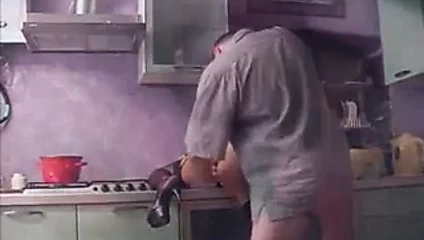 Seksi bebek yumruklu ve becerdin içinde the mutfak