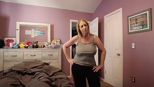 Olgun üvey anne Danni Jones işe yaramaz üvey oğluna bir amaç veriyor