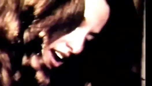 Seksi ateşli kız klasik bir sahnede büyük bir yarağa biniyor