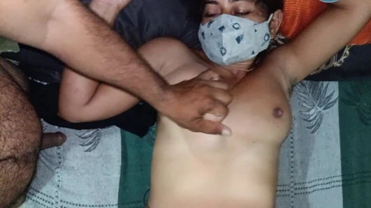 Genç üvey kız kardeşini çıplak ve amcıkla sikme zevki başka bir şey, efendim, suyu çıkardınız.