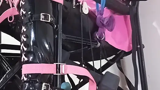 Sandalyeye bağlı kadın kılıklı hizmetçi