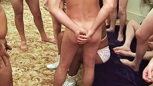 Bir grup beyaz adam sigara içen zenci bir kadın tarafından emiliyor