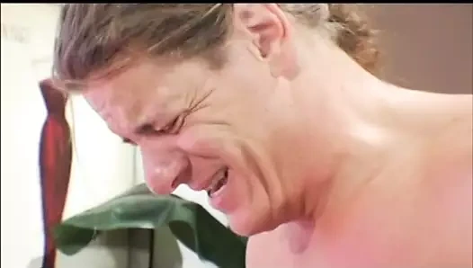 Sürtük klitorisini ovuyor ve sarışının kanepede sikilmesini izliyor