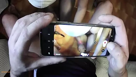 Külotlu çoraplı ve topuklu mükemmel vücutlu orta yaşlı seksi kadın döl yutma ile harika bir sakso çekiyor