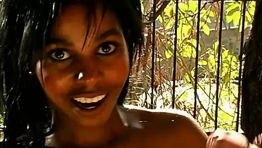 Ateşli zenci kadın çifte boşalmasını istiyor