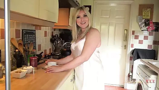 Auntjudysxxx - büyük memeli iri güzel karın Charlie Rae mutfakta yarağını emiyor (pov)