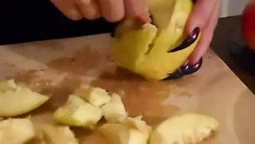 Uzun tırnaklar elmayı tırmalamak