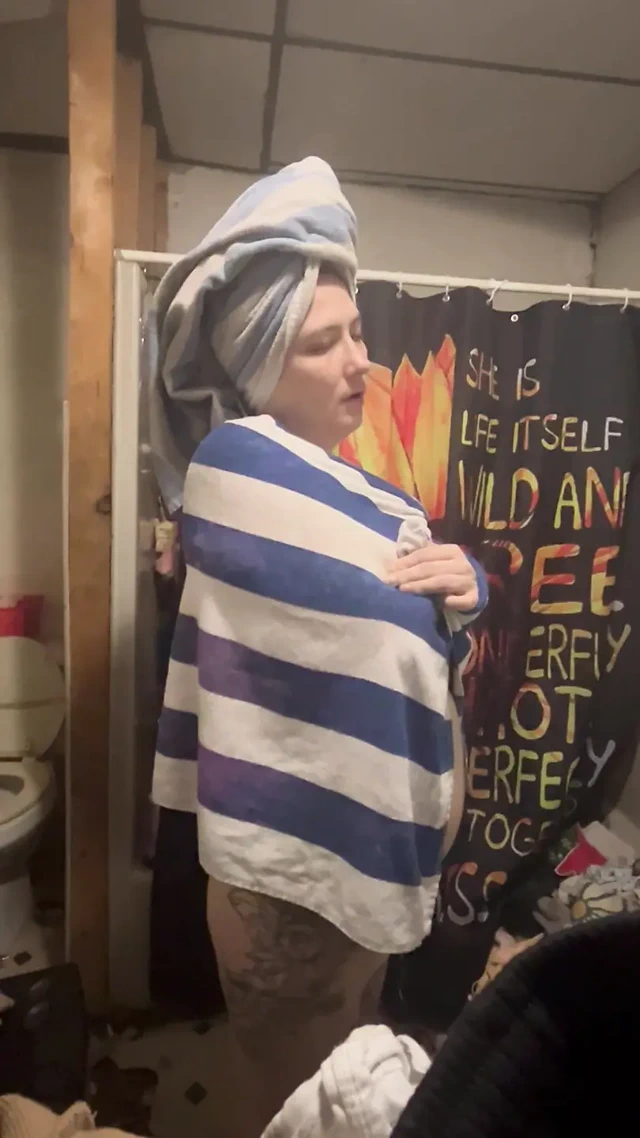 Üvey kız kardeş duşta ve üvey erkek kardeşini yakalıyor