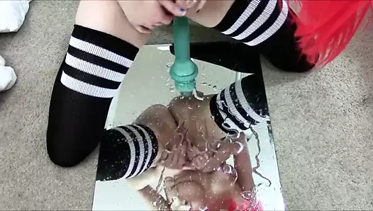 Güzel metal bebek yapay penis sürme. aynaya fışkırt.