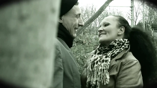 Татуированную милфу отдолбили жестко Бу гигантский хуй на диване