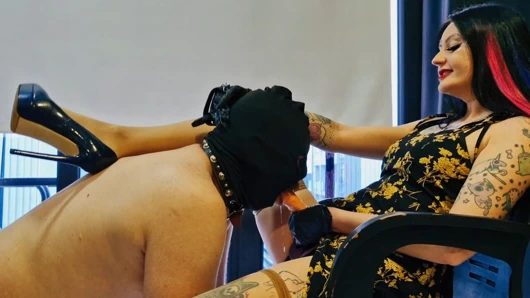 Derin gırtlak pratiği yapan bir seks kölesi için tükürme ve tokatlama. Dominatrix Nika kölenin yüzünü sikiyor.