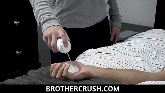 Üvey erkek kardeş yarağını ağzıma sokuyor bakış açısı