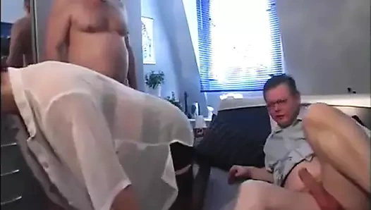 Ateşli amcığımı kocam ve iş arkadaşı tarafından sikilirken izle