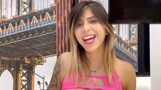 Sevimli Kız Külotlu Lezbiyen Hentai Fışkırtmalarını Izlerken Mastürbasyon Yapıyor. Ebeveynler Evde!