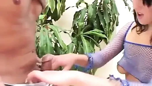 Bu azgın hatun üçlü grup seks sahnesinde iki delikanlının yarağına binmeyi seviyor